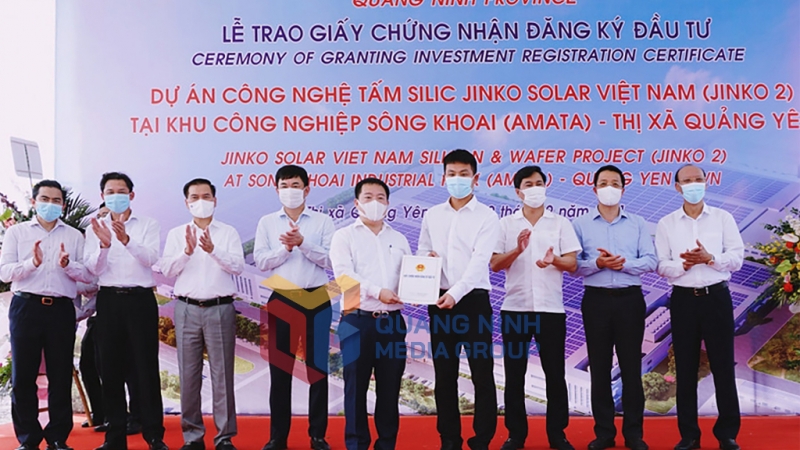 Lãnh đạo Ban Quản lý KKT tỉnh trao giấy chứng nhận đăng ký đầu tư cho Công ty TNHH Công nghệ Jinko Solar Việt Nam (9-2021). Ảnh: Đỗ Phương