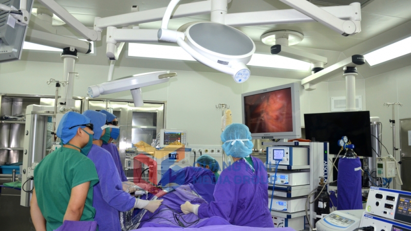 Ca phẫu thuật nội soi 3D cho người bệnh tại Bệnh viện Đa khoa tỉnh (4-2023). Ảnh: Nguyễn Hoa