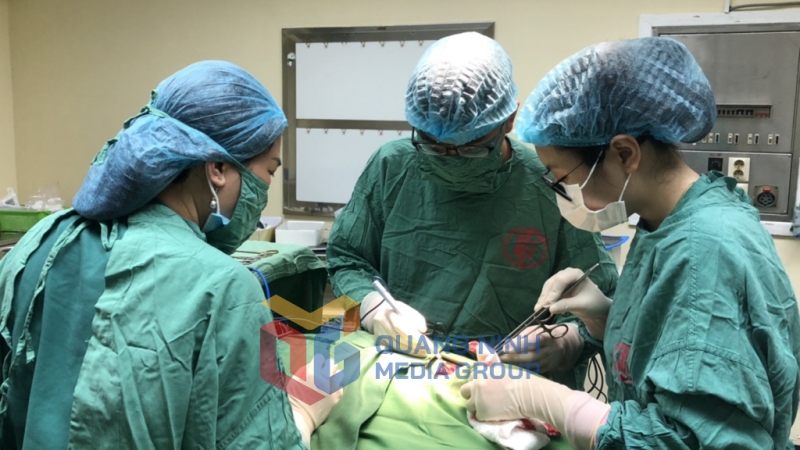 Ca phẫu thuật cắt u và nạo vét 90 hạch cho bệnh nhân bị ung thư tuyến giáp đã di căn hạch cổ bên trái tại Bệnh viện Việt Nam-Thụy Điển Uông Bí (4-2023). Ảnh: Nguyễn Hoa