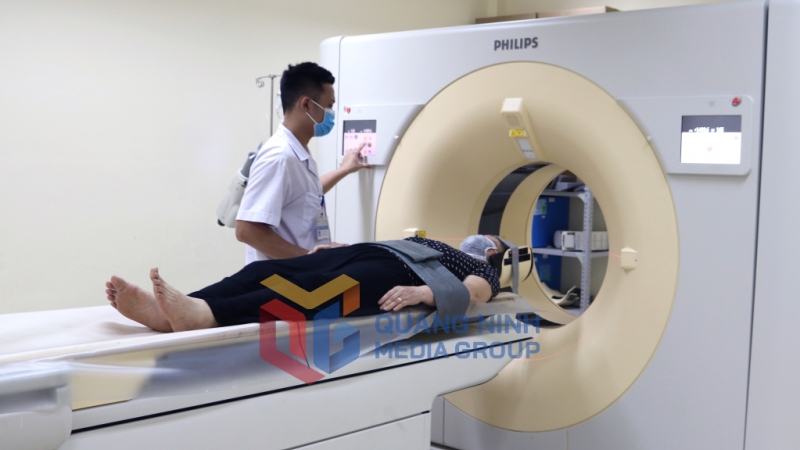 Kỹ thuật viên Khoa Chẩn đoán hình ảnh (Bệnh viện Việt Nam - Thụy Điển Uông Bí) thực hiện chụp cắt lớp vi tính cho người bệnh (4-2023). Ảnh: Nguyễn Hoa