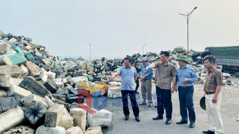 Đồng chí Cao Tường Huy, Quyền Chủ tịch UBND tỉnh kiểm tra khu vực tập kết rác thải, phao xốp của TP Hạ Long (4-2023). Ảnh: Hoàng Nga