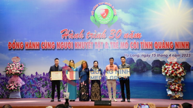 Các cá nhân và đơn vị tiêu biểu trong công tác bảo trợ NKT&TMC tỉnh Quảng Ninh được nhận bằng khen của Hội Bảo trợ NKT & TMC Việt Nam.
