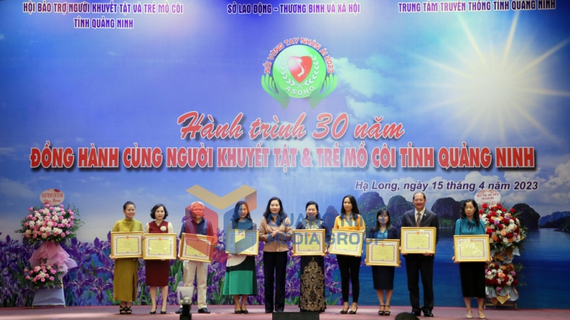 UBND tỉnh tặng Bằng khen cho các tập thể, cá nhân có thành tích xuất sắc trong hoạt động bảo trợ người khuyết tật và trẻ mồ côi tỉnh Quảng Ninh năm 2022.
