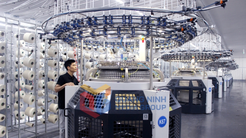Sản xuất sản phẩm vải dệt tại Công ty TNHH Thời trang dệt kim Việt Nam (KCN Cảng biển Hải Hà) (4-2023). Ảnh: Mạnh Trường