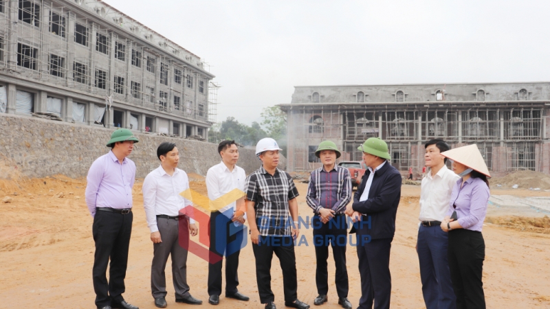 Đồng chí Nguyễn Xuân Ký, Ủy viên Trung ương Đảng, Bí thư Tỉnh ủy, Chủ tịch HĐND tỉnh cùng lãnh đạo các ngành kiểm tra tiến độ xây dựng Trường THPT Bình Liêu (4-2023). Ảnh: Thu Chung