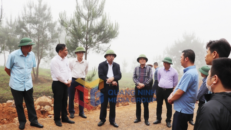 Đồng chí kiểm tra một số hạng mục đang được thi công trên tuyến đường liên xã Húc Động – Đồng Văn, Cao Ba Lanh kết nối đến Quốc lộ 18C (4-2023). Ảnh: Thu Chung
