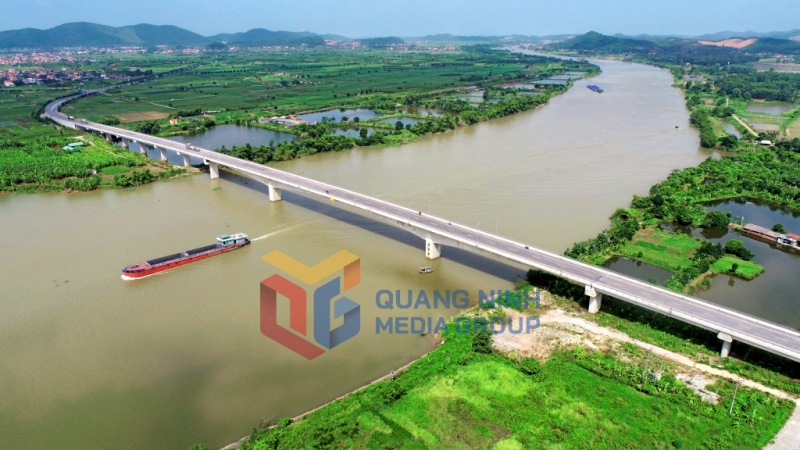 Cầu Triều nối với thị xã Kinh Môn (Hải Dương) với TX Đông Triều (4-2023). Ảnh: Lê Đại (CTV)