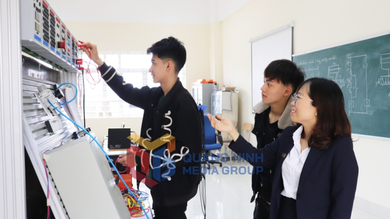 Một tiết học của sinh viên lớp đào tạo cơ điện Trường Cao đẳng Việt - Hàn Quảng Ninh (4-2023). Ảnh: Minh Đức