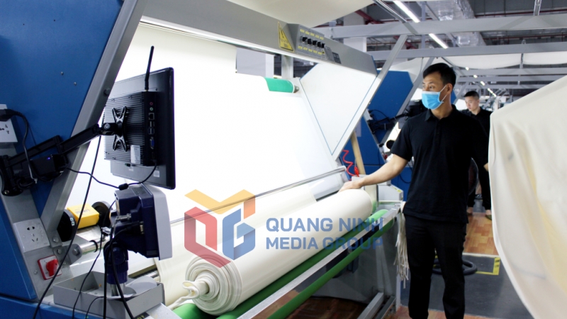 Sản xuất vải tại Công ty TNHH Thời trang dệt kim Việt Nam (KCN Cảng biển Hải Hà). Ảnh: Mạnh Trường