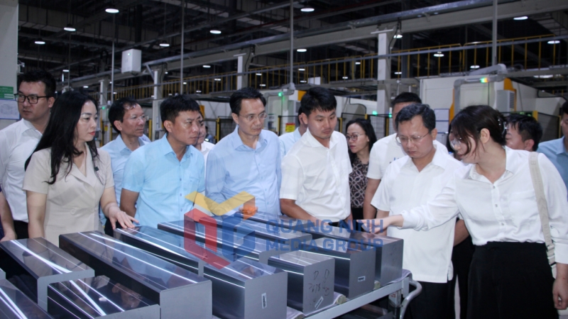 Đồng chí Cao Tường Huy, Quyền Chủ tịch UBND tỉnh cùng đoàn công tác thăm dây chuyền sản xuất của Nhà máy Jinko Solar 2 (KCN Sông Khoai) (4-2023). Ảnh: Mạnh Trường