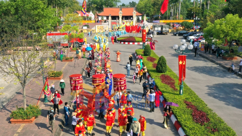 Nghi lễ rước tượng Đức Thánh Trần từ đền Trần Hưng Đạo về đình Yên Giang trong Lễ hội truyền thống Bạch Đằng năm 2022. Ảnh Dương Văn Toàn (CTV)