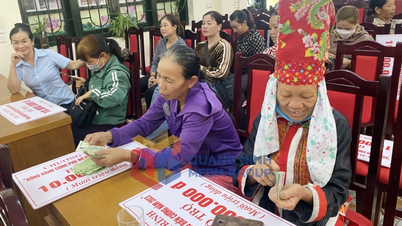 Hội CTĐ tỉnh phối hợp với Hội LHPN tỉnh trao vốn vay hỗ trợ sinh kế cho các hộ phụ nữ có hoàn cảnh đặc biệt khó khăn xã Quảng Sơn (huyện Hải Hà) trong Chương trình Đồng hành cùng phụ nữ biên cương năm 2023 (4-2023). Ảnh: Dương Trường