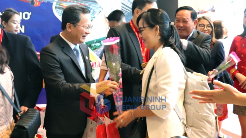Đồng chí Cao Tường Huy, Quyền Chủ tịch UBND tỉnh Quảng Ninh tặng hoa chúc mừng các hành khách từ Cần Thơ đến Quảng Ninh (4-2023). Ảnh: Hoàng Quỳnh