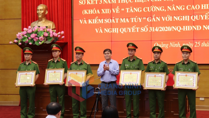 Đồng chí Bùi Văn Khắng, Phó Chủ tịch UBND tỉnh trao Bằng khen cho các cá nhân có thành tích xuất sắc (4-2023). Ảnh: Thu Chung