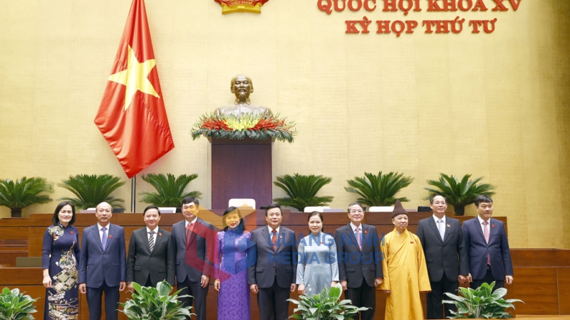 Đoàn ĐBQH tỉnh Quảng Ninh tham gia kỳ họp chụp ảnh lưu niệm cùng các đồng chí lãnh đạo Quốc hội (11-2023). Ảnh: Nguyễn Thanh