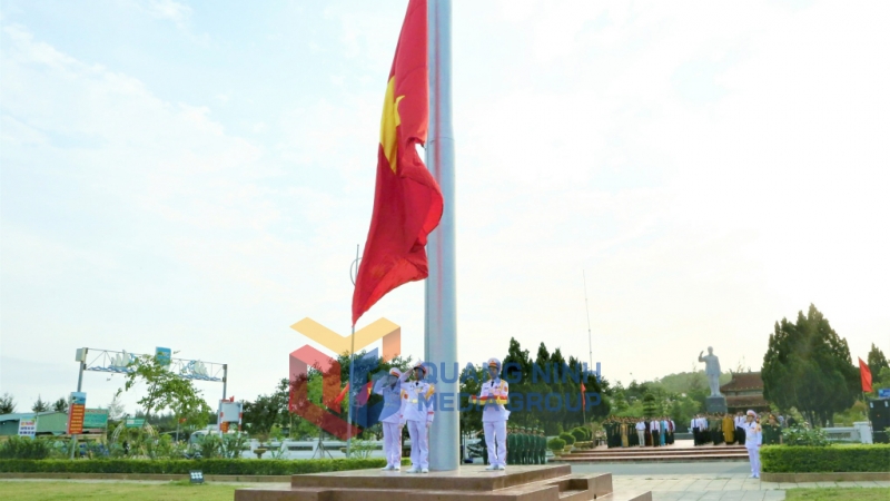 Lãnh đạo và nhân dân Cô Tô cùng du khách dự lễ thượng cờ (5-2023). Ảnh: Thu Cúc (Trung tâm TTVH Cô Tô)
