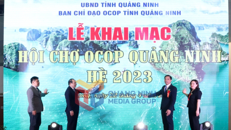 Các đại biểu nhấn nút khai mạc Hội chợ OCOP Quảng Ninh - Hè 2023 (5-2023). Ảnh: Minh Đức