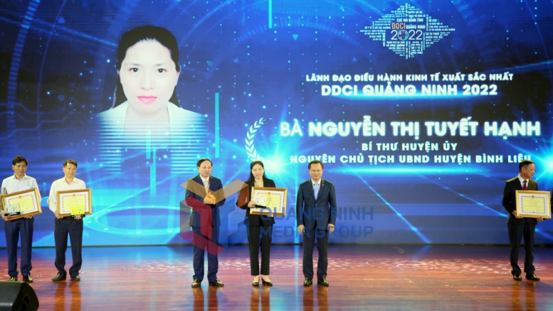 Ở khối địa phương, bà Nguyễn Thị Tuyết Hạnh, Bí thư Huyện ủy, Nguyên Chủ tịch UBND huyện Bình Liêu, được biểu dương là Lãnh đạo điều hành kinh tế xuất sắc nhất năm 2022 (4-2023). Ảnh: Minh Hà