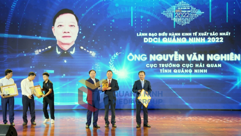 Ông Nguyễn Văn Nghiên, Cục trưởng Cục Hải quan tỉnh, được tuyên dương là Lãnh đạo điều hành kinh tế xuất sắc nhất khối sở, ngành năm 2022 (4-2023). Ảnh: Minh Hà