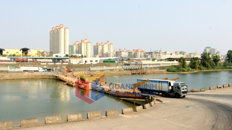 Hoạt động XNK qua cầu phao tạm Km3+4 Hải Yên (TP Móng Cái) (4-2023). Ảnh: Mạnh Trường