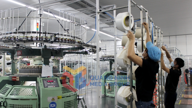 Sản xuất sản phẩm vải dệt tại Công ty TNHH Thời trang dệt kim Việt Nam tại KCN Cảng biển Hải Hà (4-2023). Ảnh: Mạnh Trường