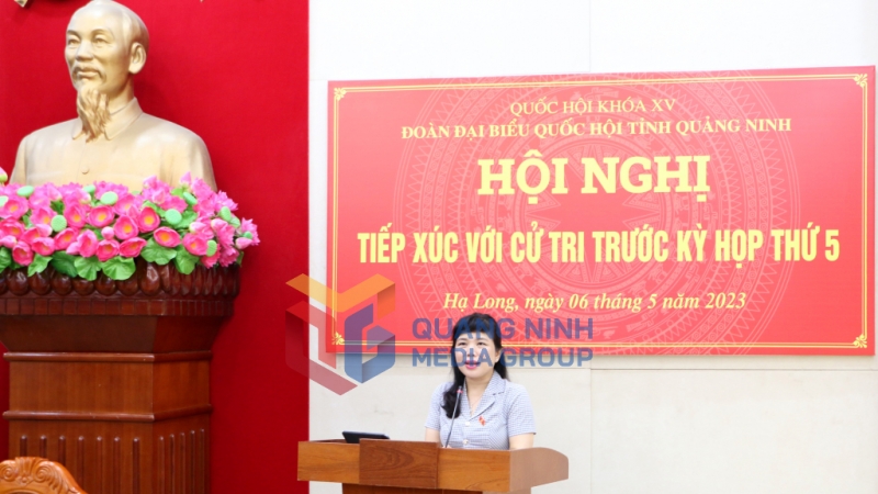Đồng chí Nguyễn Thị Thu Hà, Phó Trưởng Đoàn ĐBQH tỉnh phát biểu tại buổi tiếp xúc cử tri TP Hạ Long (5-2023). Ảnh: Phạm Tăng