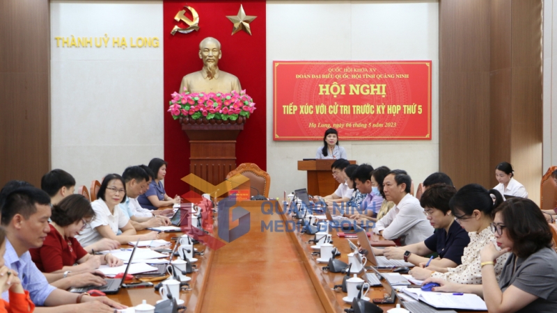 Đồng chí Nguyễn Thị Thu Hà, Phó Trưởng Đoàn ĐBQH tỉnh tiếp xúc cử tri TP Móng Cái (5-2023). Ảnh: Phạm Tăng