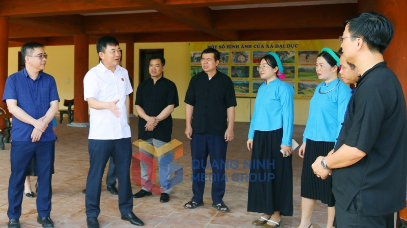 Các đại biểu Quốc hội trò truyện với cử tri, nhân dân xã Đại Dực (5-2023). Ảnh: Nguyễn Thanh