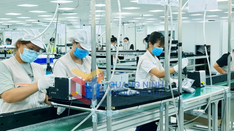 Sản xuất linh kiện điện tử ở Công ty TNHH Bumjin Electronics Vina (KCN Đông Mai, TX Quảng Yên) (5-2023). Ảnh: Nguyễn Chiến