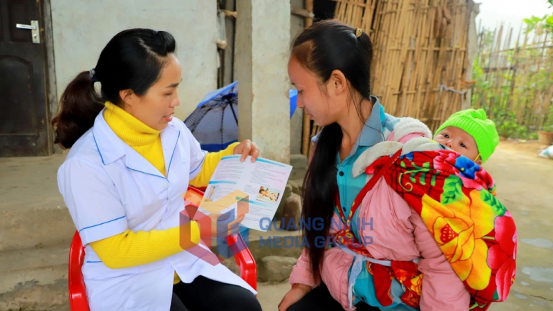 Cán bộ dân số Trạm Y tế thị trấn Bình Liêu (huyện Bình Liêu) tư vấn sàng lọc trước sinh, sơ sinh cho người dân (5-2023). Ảnh: Vân Anh