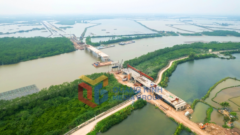 Cầu sông Chanh 3 (thuộc Dự án đường ven sông kết nối từ đường cao tốc Hà Nội - Hải Phòng đến thị xã Đông Triều) đang được triển khai. Ảnh: Lê Nam