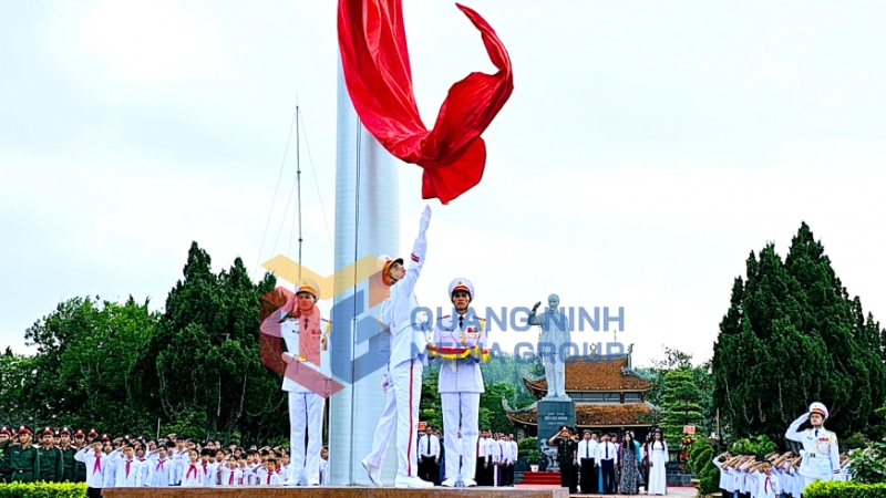 Lá cờ Tổ quốc tung bay nơi đảo tiền tiêu (5-2023). Ảnh: Chu Linh