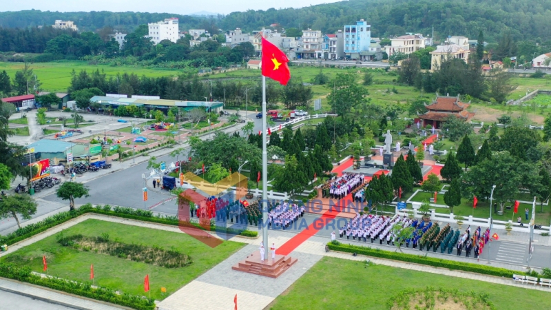 Lễ Thượng cờ Tổ quốc tại Cột cờ trên đảo Cô Tô (5-2023). Ảnh: Hùng Sơn
