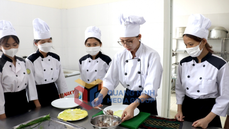 Sinh viên Trường Cao đẳng Việt – Hàn Quảng Ninh được đào tạo ngành Kỹ thuật chế biến món ăn (5-2023). Ảnh: Hoàng Quỳnh