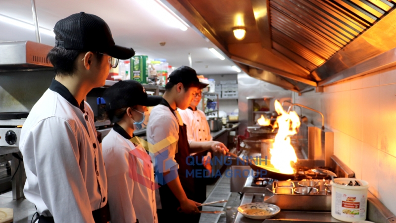 Sinh viên trường Cao đẳng Việt – Hàn Quảng Ninh thực tập tại bếp ăn khách sạn của Công ty CP Du thuyền 5 sao Tuần Châu (5-2023). Ảnh: Hoàng Quỳnh
