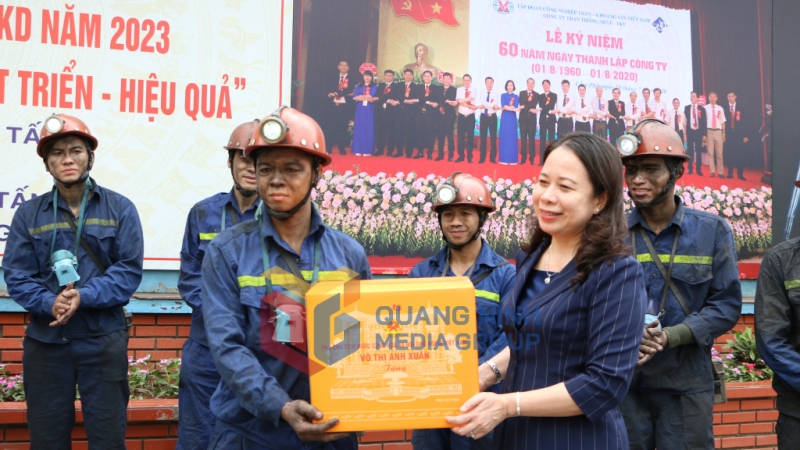 Phó Chủ tịch nước Võ Thị Ánh Xuân tặng quà cho công nhân Công ty Than Thống Nhất (5-2023). Ảnh: Phạm Tăng