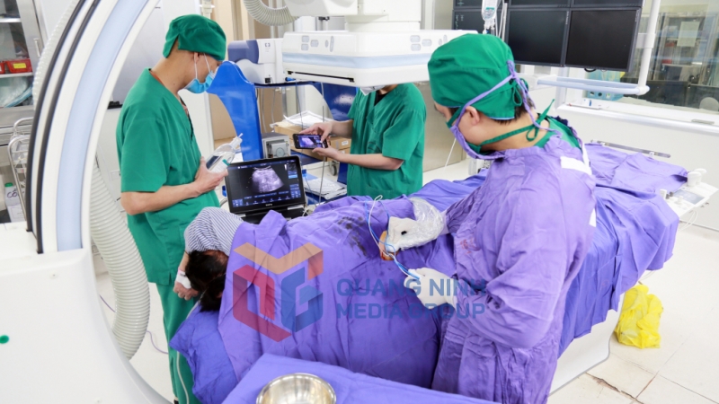 Kíp bác sĩ khoa Chẩn đoán hình ảnh (Bệnh viện Đa khoa tỉnh) thực hiện đốt u gan bằng sóng cao tần RFA cho bệnh nhân (5-2023). Ảnh: Nguyễn Hoa