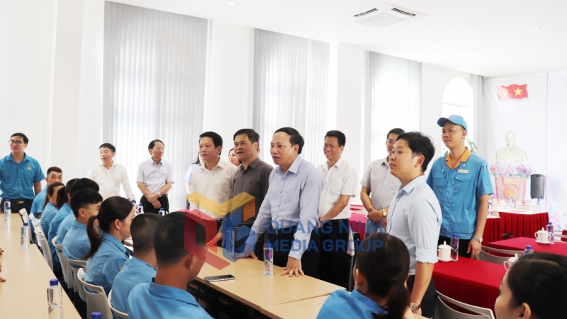 Đồng chí Bí thư Tỉnh ủy dành thời gian trò chuyện với các công nhân làm việc trong KCN Cảng biển Hải Hà (5-2023). Ảnh: Thu Chung