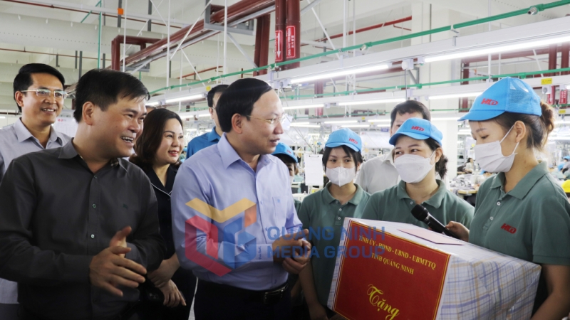 Đồng chí Bí thư Tỉnh ủy tặng quà cho các công nhân đang làm việc tại Công ty TNHH May mặc Hoa Lợi Đạt (5-2023). Ảnh: Thu Chung