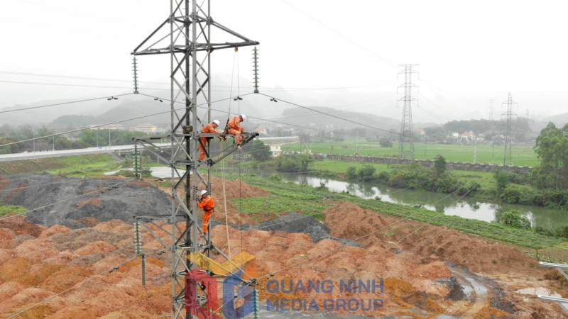 Đội quản lý lưới điện cao thế Quảng Ninh thực hiện nâng cao độ võng khoảng cột để đảm bảo an toàn hành lang lưới điện 110kV tại thôn Đá Trắng (5-2023). Ảnh: Hoàng Nga