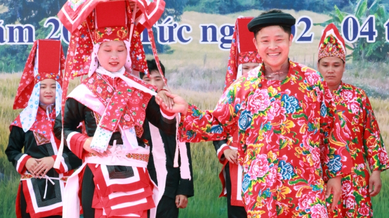 Trình diễn trang phục ngày cưới của đồng bào dân tộc Dao Thanh Phán trong ngày hội Kiêng gió năm 2023(5-2023). Ảnh: Duy Khoa