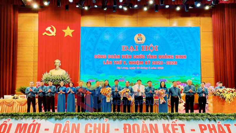 Ban Chấp hành Công đoàn Viên chức tỉnh khóa V, nhiệm kỳ 2023 - 2028 ra mắt Đại hội và nhận hoa chúc mừng của lãnh đạo Công đoàn Viên chức Việt Nam, Liên đoàn Lao động tỉnh, Đảng ủy Khối các cơ quan và doanh nghiệp tỉnh.
