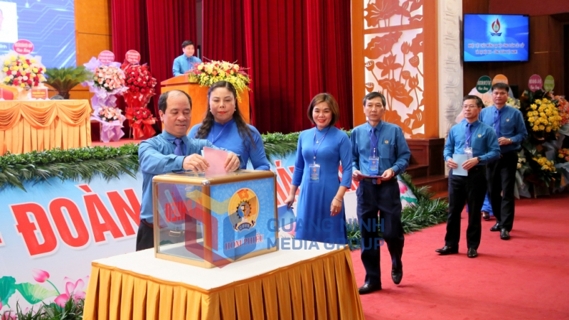 Các đại biểu dự Đại hội bỏ phiếu bầu Ban Chấp hành Công đoàn Viên chức tỉnh khóa mới, bầu đại biểu dự Đại hội Công đoàn tỉnh Quảng Ninh lần thứ XIV.
