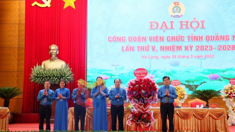 Đồng chí Thái Hoài Nam, Phó Chủ tịch Công đoàn Viên chức Việt Nam tặng hoa chúc mừng Đại hội.

