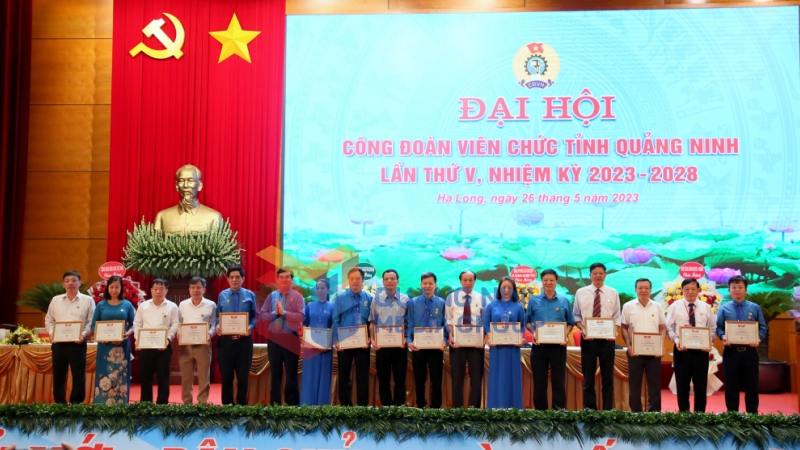 Tổng LĐLĐ Việt Nam trao tặng Kỷ niệm chương Vì sự nghiệp xây dựng tổ chức Công đoàn cho các cá nhân có thành tích xuất sắc và đóng góp tích cực cho hoạt động, phong trào của tổ chức Công đoàn.
