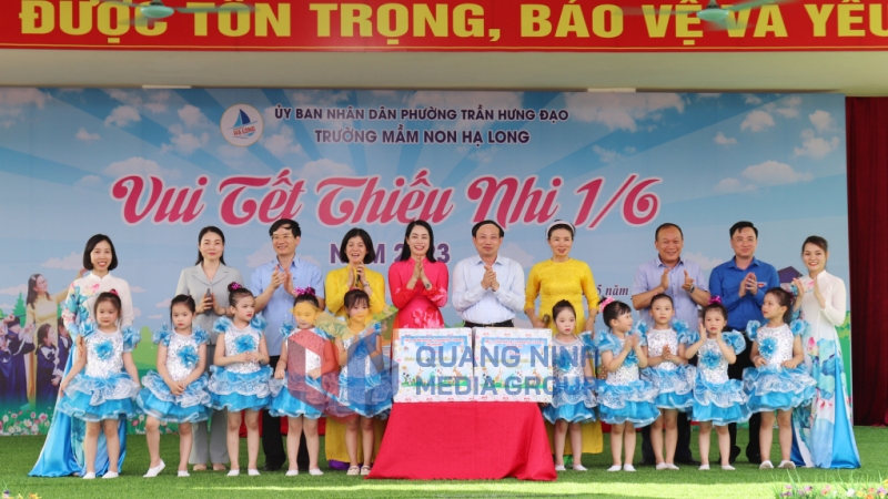 Đồng chí Nguyễn Xuân Ký, Ủy viên Trung ương Đảng, Bí thư Tỉnh ủy, Chủ tịch HĐND tỉnh, cùng đoàn công tác tặng quà 1/6 cho trẻ em Trường Mầm non Hạ Long.