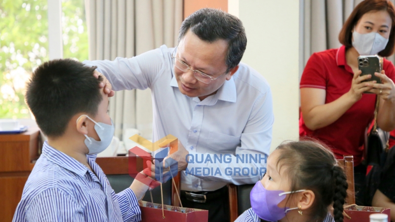 Đồng chí Quyền Chủ tịch UBND tỉnh Cao Tường Huy ân cần hỏi han, động viên các bệnh nhi đang điều trị tại Bệnh viên Đa khoa tỉnh.
