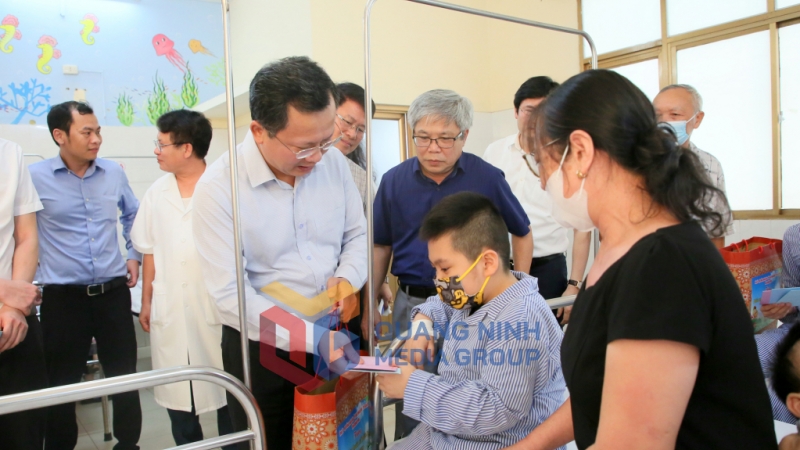 Đồng chí Cao Tường Huy, Quyền Chủ tịch UBND tỉnh đến từng giường bệnh tặng quà Tết thiếu nhi 1/6 cho các bệnh nhi có hoàn cảnh khó khăn.
