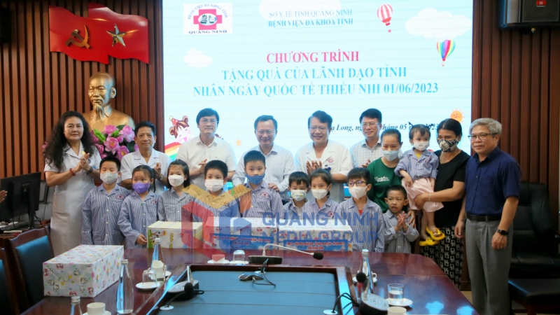 Đồng chí Cao Tường Huy, Quyền Chủ tịch UBND tỉnh cùng lãnh đạo TP Hạ Long, Sở Y tế, Sở LĐ-TB&XH tỉnh tặng quà 1/6 cho các bệnh nhi đang điều trị tại Bệnh viện Đa khoa tỉnh.

