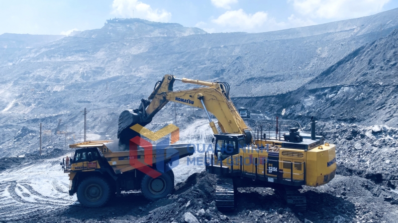 Tổ hợp máy xúc - xe tải đồng bộ trên khai trường mỏ than Hà Tu (6-2023). Ảnh: Hoàng Yến